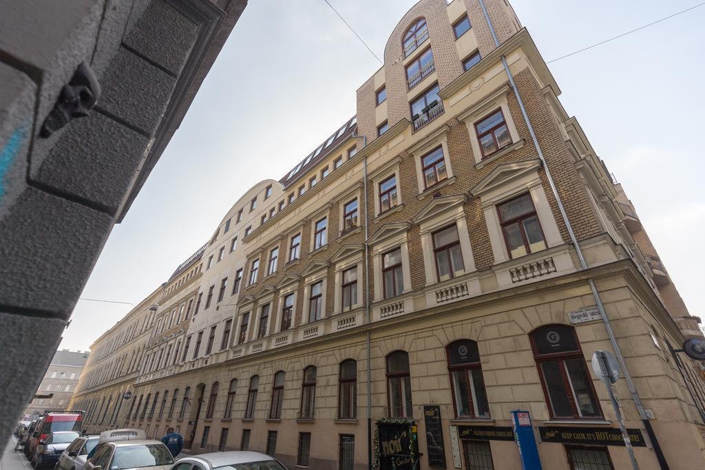 Real Apartments Hegedű Boedapest Buitenkant foto